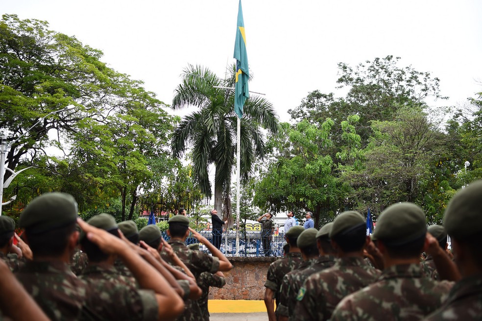 Câmara promulga lei que obriga escolas a cantarem o Hino e a hastearem bandeira em Rondonópolis (MT)