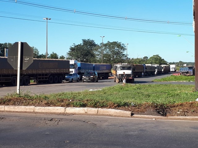 Caminhoneiros fazem protesto contra alta do combustível em Cuiabá e impedem passagem de veículos de carga em rodovia