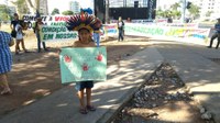 Em ato em Cuiabá, índios cobram respeito aos direitos e protestam contra a transferência de demarcação de terras da Funai para a Agricultura