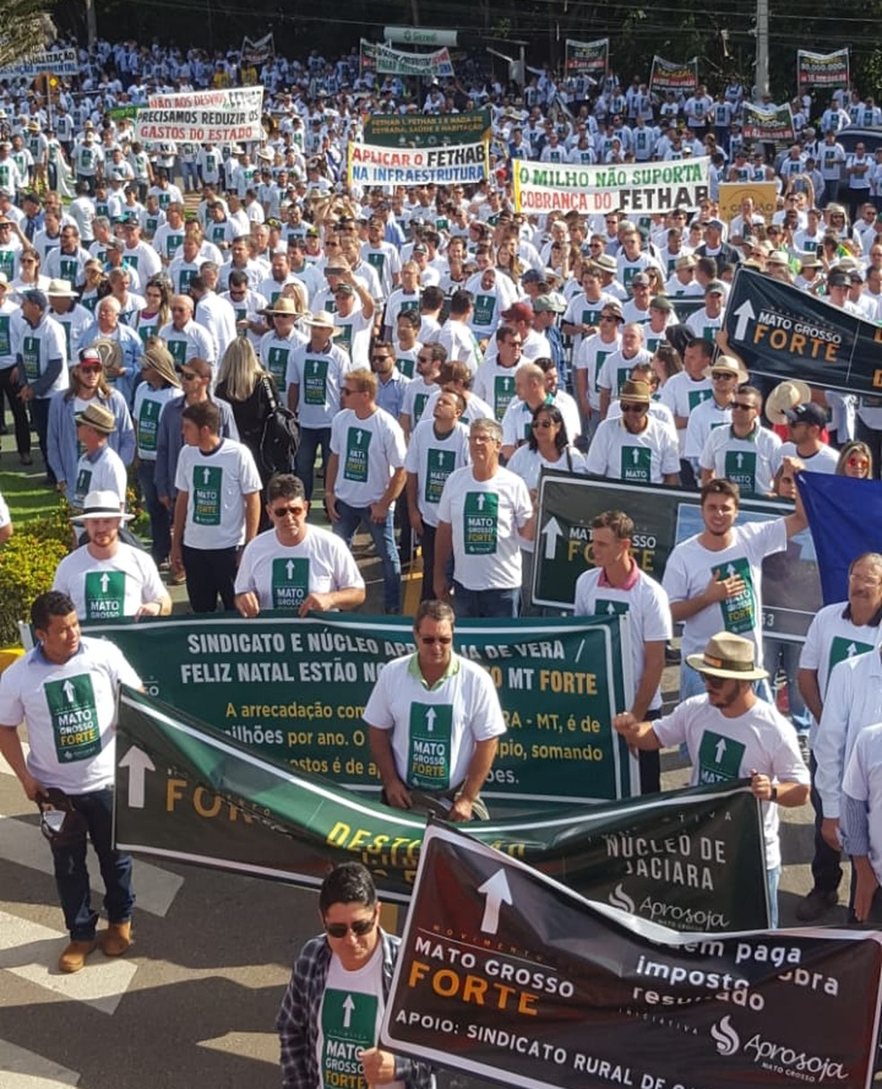 Mais de 1,5 mil produtores rurais fazem manifestação e entregam carta de reivindicação ao governo