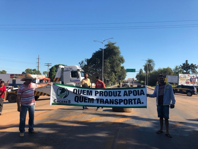 Produtores rurais aderem ao movimento dos caminhoneiros e bloqueiam trecho de rodovia em MT