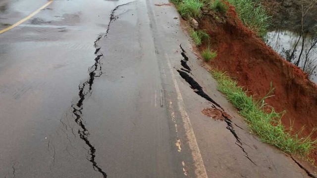 Trecho da BR-163 desmorona em MT após chuvas e motoristas têm que percorrer caminho 100 km mais longo