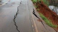 Trecho da BR-163 desmorona em MT após chuvas e motoristas têm que percorrer caminho 100 km mais longo